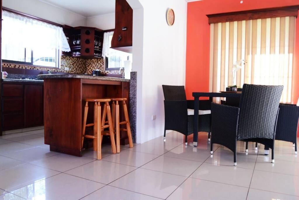 Elegant Villa In La Fortuna With Spacious Backyard Plus Very Private Pool & Parking エクステリア 写真