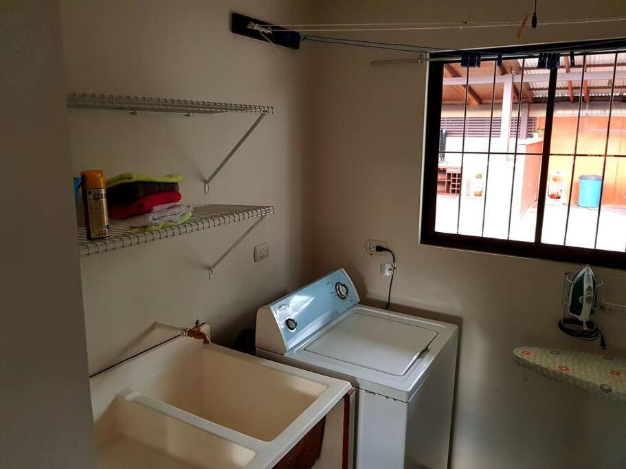 Elegant Villa In La Fortuna With Spacious Backyard Plus Very Private Pool & Parking エクステリア 写真