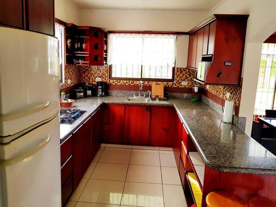 Elegant Villa In La Fortuna With Spacious Backyard Plus Very Private Pool & Parking エクステリア 写真