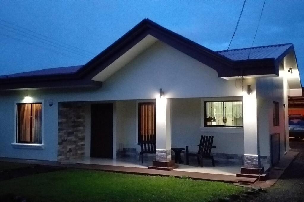 Elegant Villa In La Fortuna With Spacious Backyard Plus Very Private Pool & Parking エクステリア 写真