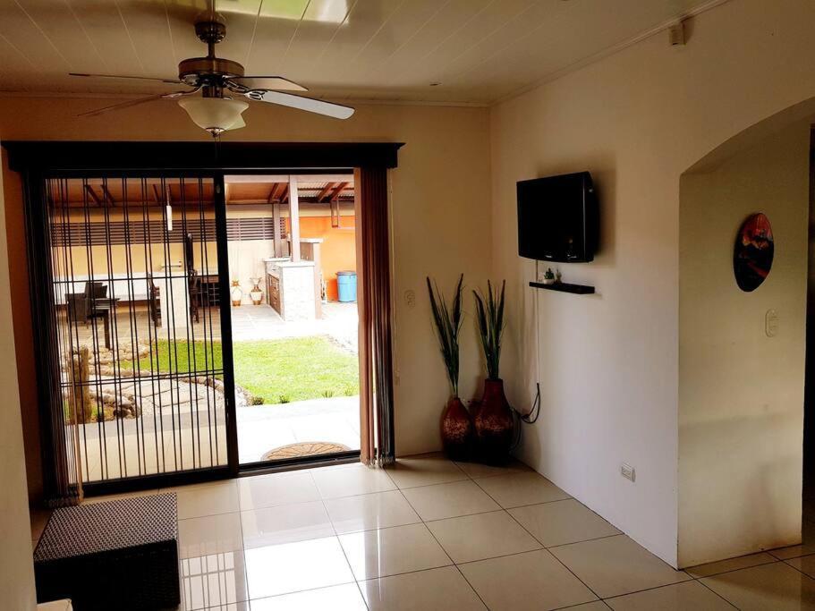 Elegant Villa In La Fortuna With Spacious Backyard Plus Very Private Pool & Parking エクステリア 写真