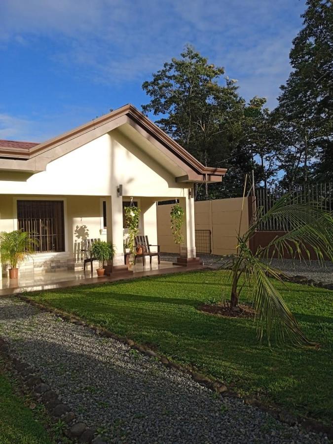 Elegant Villa In La Fortuna With Spacious Backyard Plus Very Private Pool & Parking エクステリア 写真