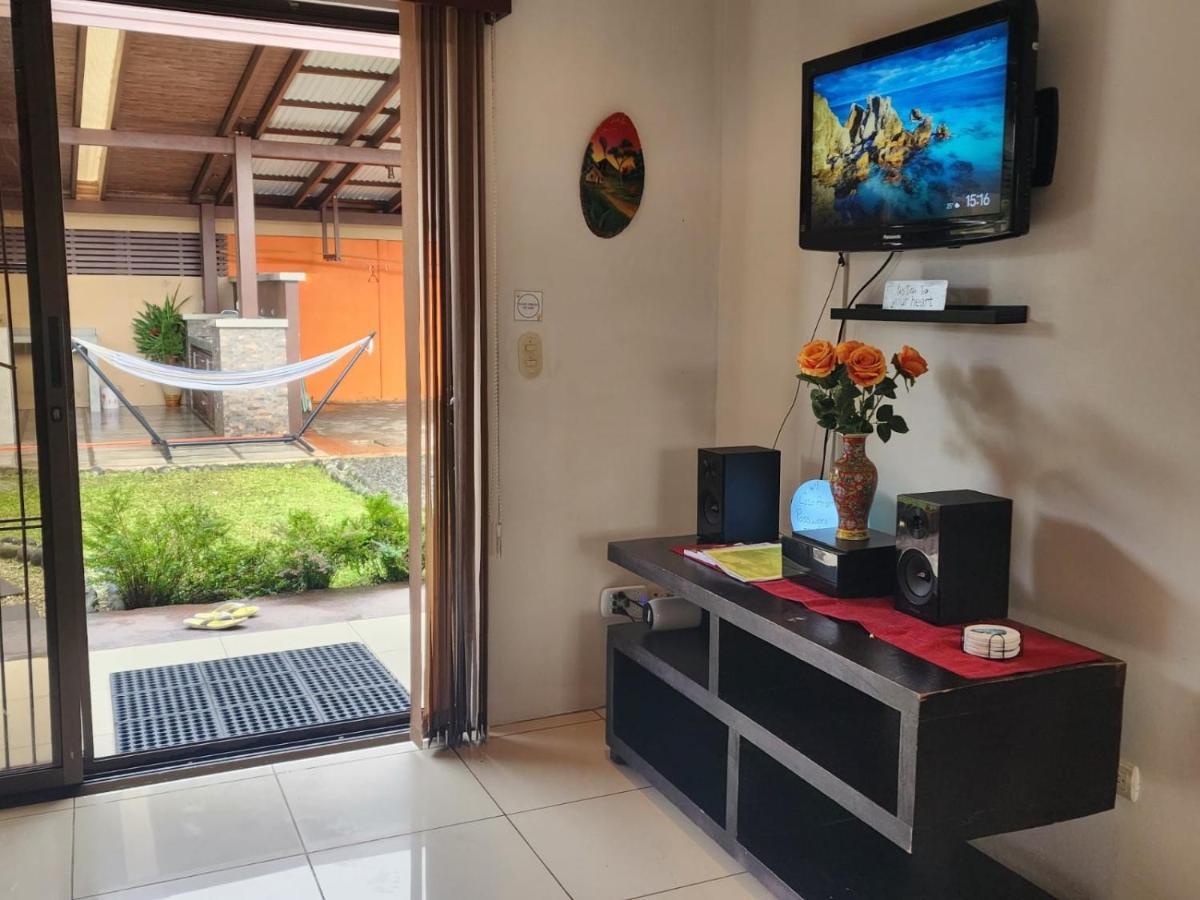 Elegant Villa In La Fortuna With Spacious Backyard Plus Very Private Pool & Parking エクステリア 写真