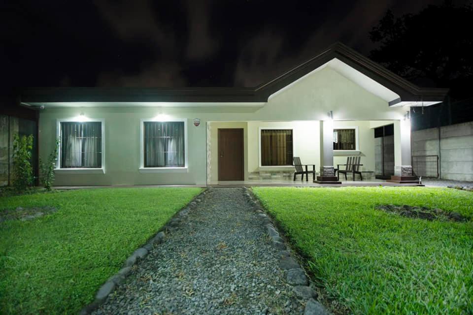 Elegant Villa In La Fortuna With Spacious Backyard Plus Very Private Pool & Parking エクステリア 写真